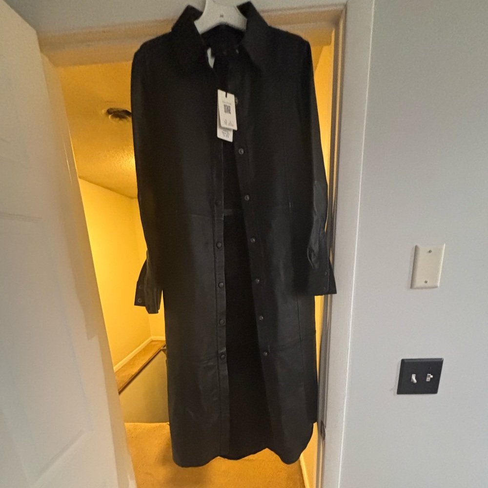 Brand New Ted Baker Black Leather Dress
Size 1
Can be worn as a Dress or coat.